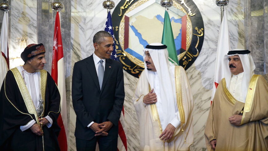 U.S. President Barack Obama speaks with Oman's Deputy Prime Minister Sayyid Fahd bin Mahmoud al Said (L), Saudi Arabia's King Salman (2nd R) and Bahrain's King Hamad bin Isa al-Khalifa (R) during the summit of the Gulf Cooperation Council (GCC) in Riyadh, Saudi Arabia, April 21, 2016. REUTERS/Kevin Lamarque TPX IMAGES OF THE DAY - RTX2AYPD