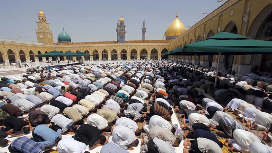 Shi'ite worshippers attend Friday prayers in Kufa mosque near Najaf, south of Baghdad, June 20, 2014.  REUTERS/ Alaa Al-Marjani (IRAQ - Tags: RELIGION) - RTR3UU6Z