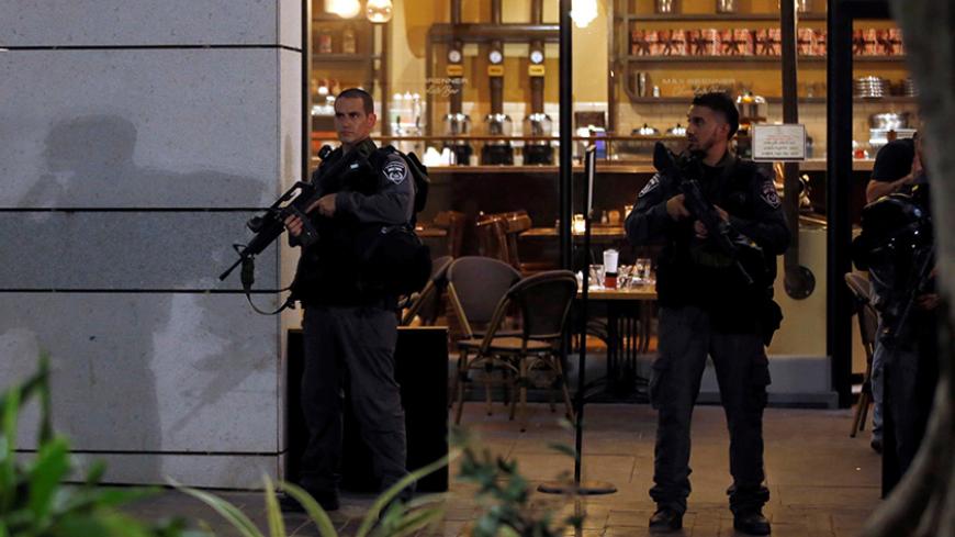 Israeli policemen secure the entrance to a restaurant following a shooting attack in the center of Tel Aviv June 8, 2016. REUTERS/Baz Ratner - RTSGMSB