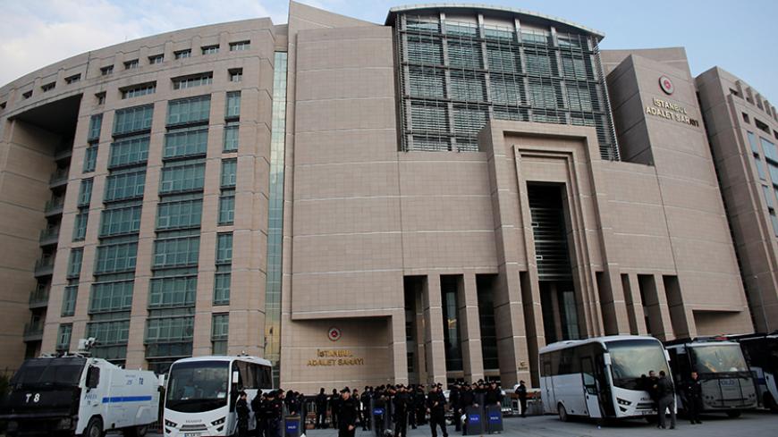 Turkish riot police stand guard in front of the Justice Palace in Istanbul, Turkey, March 31, 2015. REUTERS/Murad Sezer - RTX2HU7P