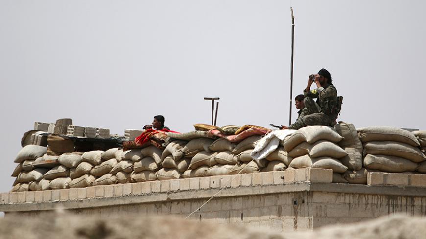 Fighters of the Syria Democratic Forces take an overwatch position in northern province of Raqqa, Syria May 27, 2016. REUTERS/Rodi Said - RTX2EIZ3