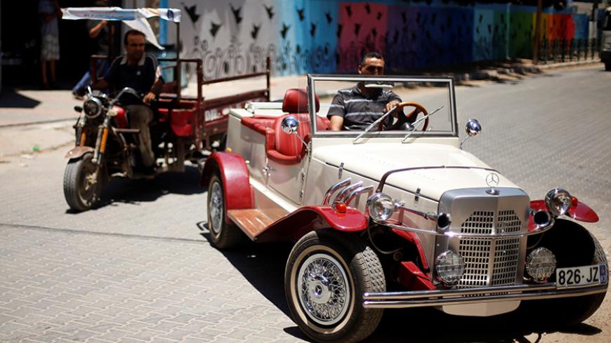 Palestinian Munir Shindi, 36, drives a replica of a 1927 Mercedes Gazelle that he built from scratch, on a street in Gaza City June 19, 2016. REUTERS/Mohammed Salem  - RTX2H5BK