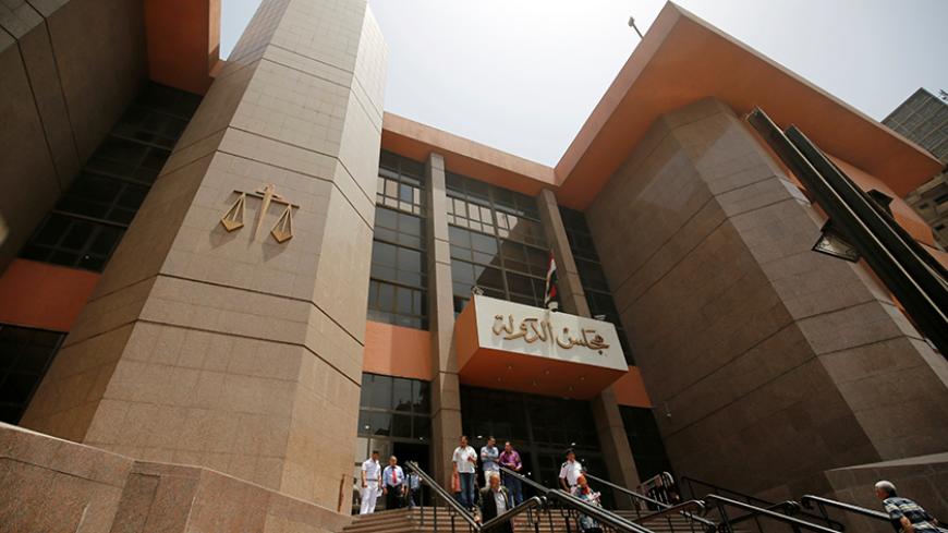People walk at the entrance of the State Council's building, Egypt's highest administrative court in Cairo, Egypt May 17, 2016. REUTERS/Amr Abdallah Dalsh  - RTX2HD9I