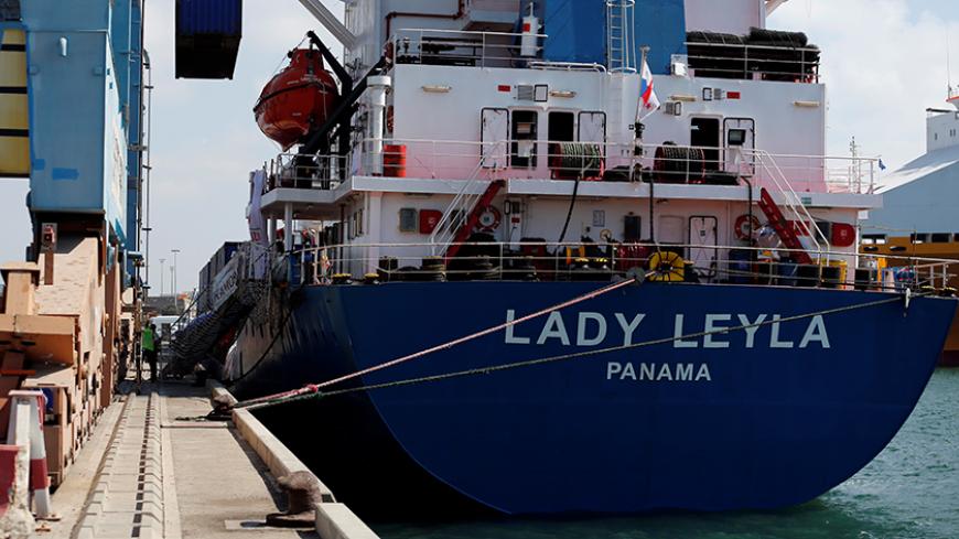 Containers are unloaded from the Panama-flagged Lady Leyla, a Turkish ship carrying humanitarian aid to Gaza, at the Ashdod port, in southern Israel July 3, 2016. REUTERS/Amir Cohen - RTX2JHIS
