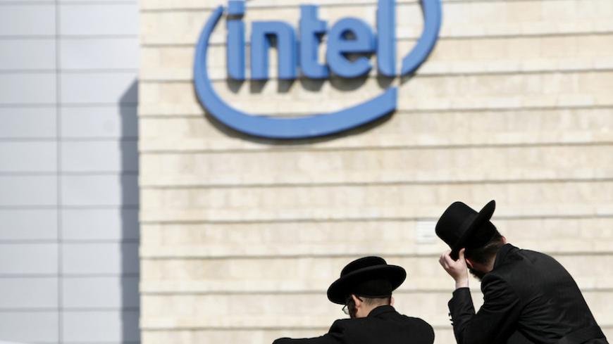 Ultra-Orthodox Jews take part in a protest against the operation of an Intel plant on the Jewish Sabbath in Jerusalem November 14, 2009. REUTERS/Baz Ratner (JERUSALEM BUSINESS CONFLICT RELIGION) - RTXQPS3