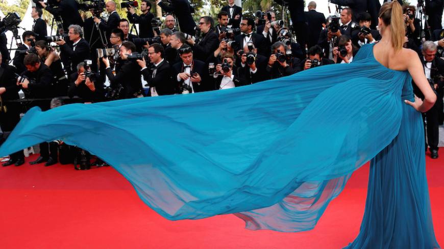 Model Ana Beatriz Barros poses on the red carpet as she arrives for the screening of the film "La fille inconnue" (The Unknown Girl) in competition at the 69th Cannes Film Festival in Cannes, France, May 18, 2016. REUTERS/Yves Herman     TPX IMAGES OF THE DAY      - RTSEXB0