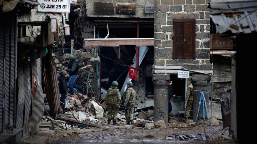 Turkish soldiers patrol in the Sur district of Diyarbakir, Turkey February 26, 2016. REUTERS/Sertac Kayar/File Photo - RTSHUCB