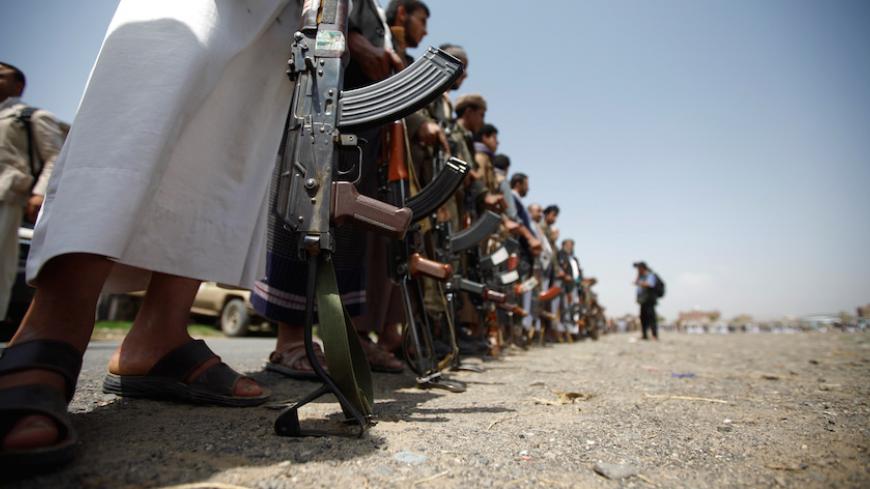 Houthi fighters stand as they attend a tribal gathering in Yemen's capital Sanaa, August 11, 2016. REUTERS/Mohamed al-Sayaghi - RTSMNUB