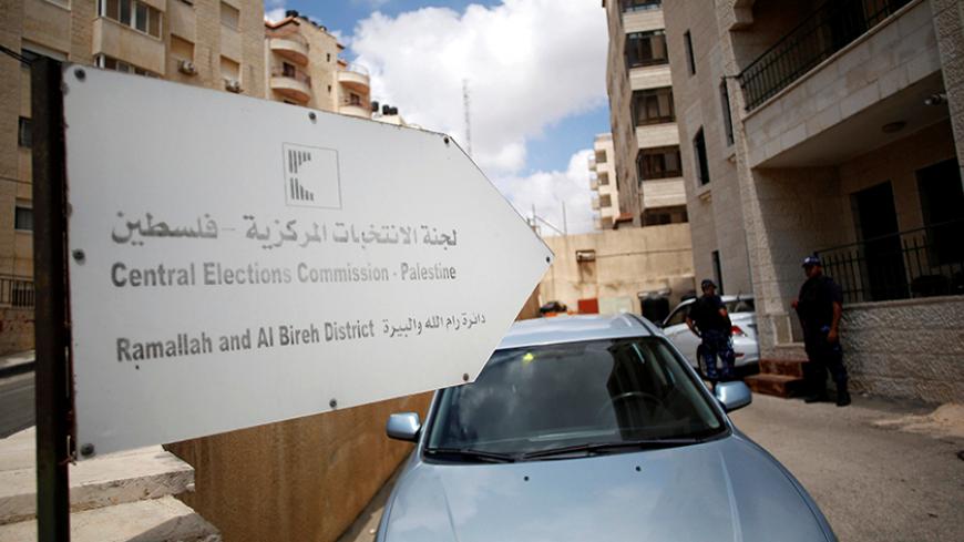 Palestinian policemen stand guard outside the headquarters of  the Central Elections Commission in the West Bank town of El Bireh August 17, 2016. REUTERS/Mohamad Torokman  - RTX2LI47