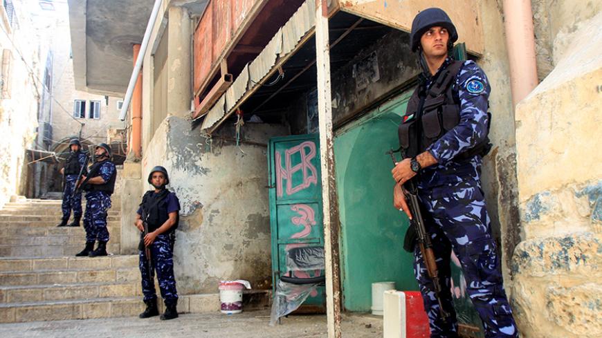 Members of Palestinian security forces take position during a raid following clashes with Palestinian gunmen in the old town of the West Bank city of Nablus, August 19, 2016. REUTERS/Abed Omar Qusini - RTX2M0WF