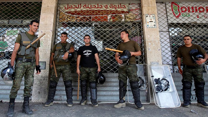 Members of Palestinian security forces take position following clashes with Palestinian youths in the old town of the West Bank city of Nablus August 23, 2016. REUTERS/Abed Omar Qusini  - RTX2MOYM