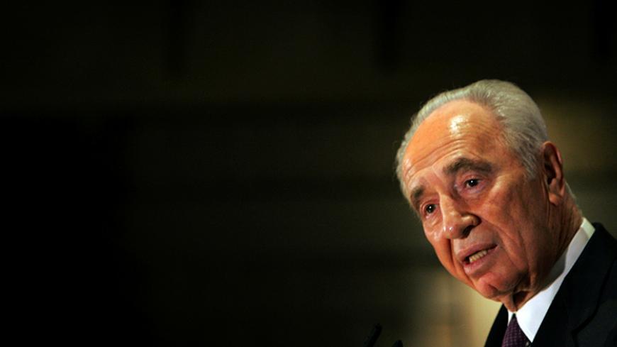 Former Israeli Prime Minister Shimon Peres talks during a presentation of his biography book in Tel Aviv in this March 21, 2006 file photo. REUTERS/Goran Tomasevic/Files - RTSPRM8