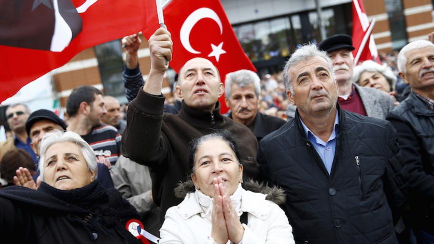 Supporters of Turkey's main opposition Republican People's Party (CHP) leader Kemal Kilicdaroglu react during an election rally for Turkey's November 1 parliamentary elections in Ankara, Turkey, October 29, 2015. REUTERS/Umit Bektas - RTX1TTUN