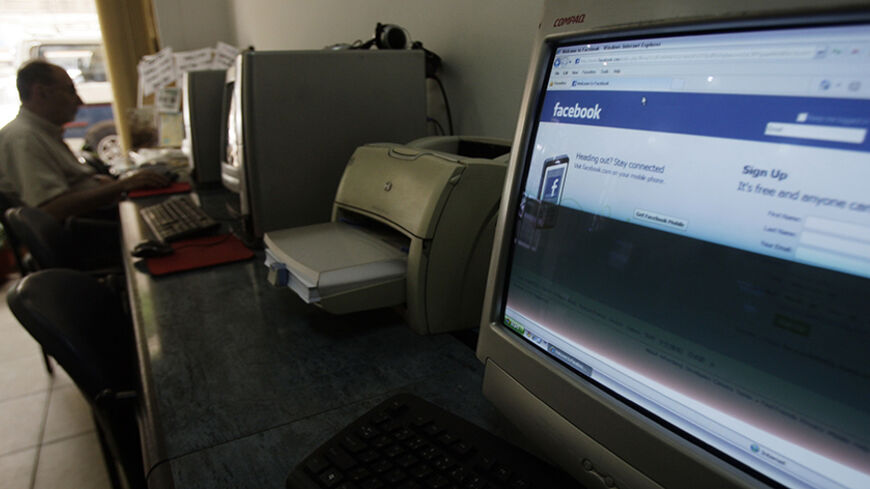 A man sits in an internet cafe in Cairo May 18, 2010. Creating momentum may be a challenge for online activists in Egypt, a country of 78 million where the United Nations puts illiteracy at 34 percent and Internet penetration at 17 percent. To match feature EGYPT-INTERNET/OPPOSITION   REUTERS/Amr Abdallah Dalsh (EGYPT - Tags: POLITICS SCI TECH) - RTR2E1DT