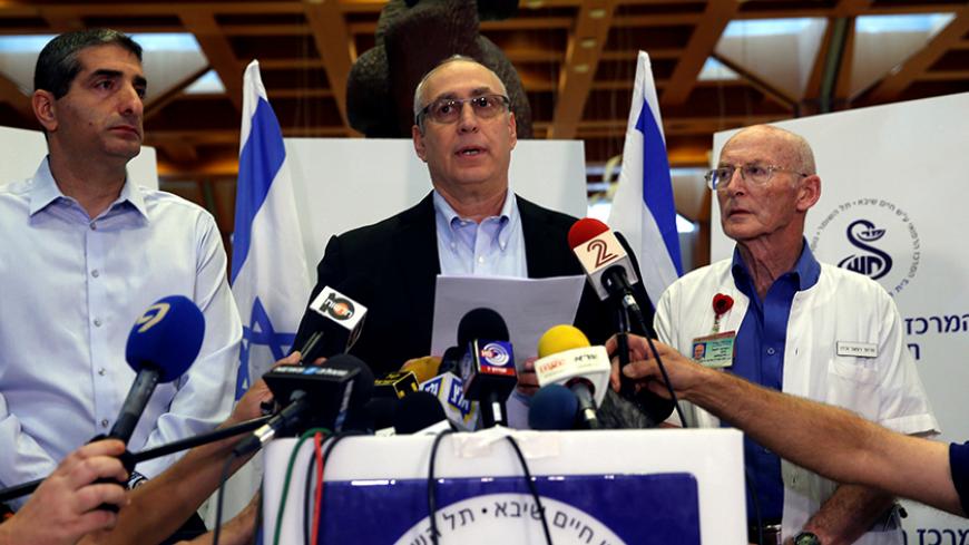 Chemi Peres (C), son of former Israeli President Shimon Peres delivers the announcment of his father's death in a hospital in Ramat Gan, Israel September 28, 2016. REUTERS/ Baz Ratner     TPX IMAGES OF THE DAY      - RTSPRZ2