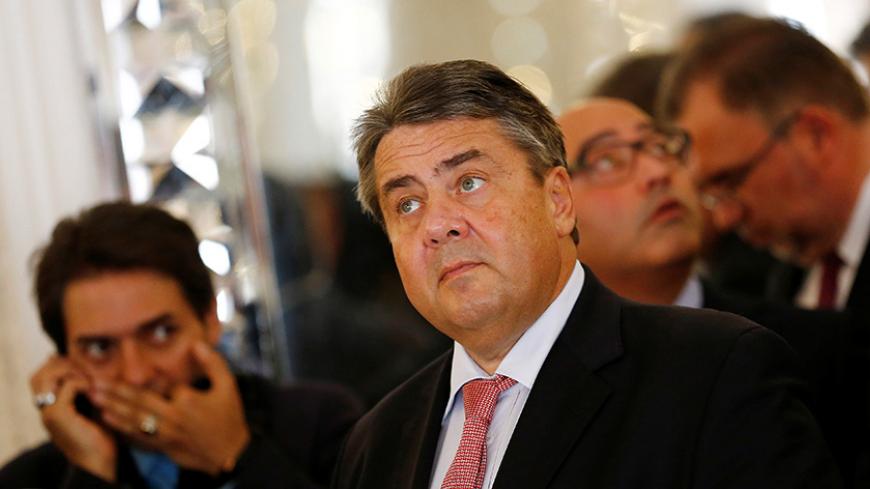 German Economy Minister Sigmar Gabriel visits the Golestan palace in Tehran, Iran, October 4, 2016. REUTERS/Hannibal Hanschke - RTSQN2J