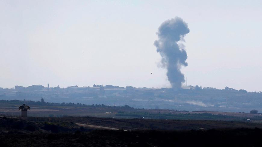 Smoke rises following an Israeli air strike on the Gaza Strip hours after a rocket launched from the Palestinian enclave hit the Israeli border town of Sderot, as seen from the Israeli side of the border with Gaza October 5, 2016. REUTERS/Amir Cohen - RTSQVVB