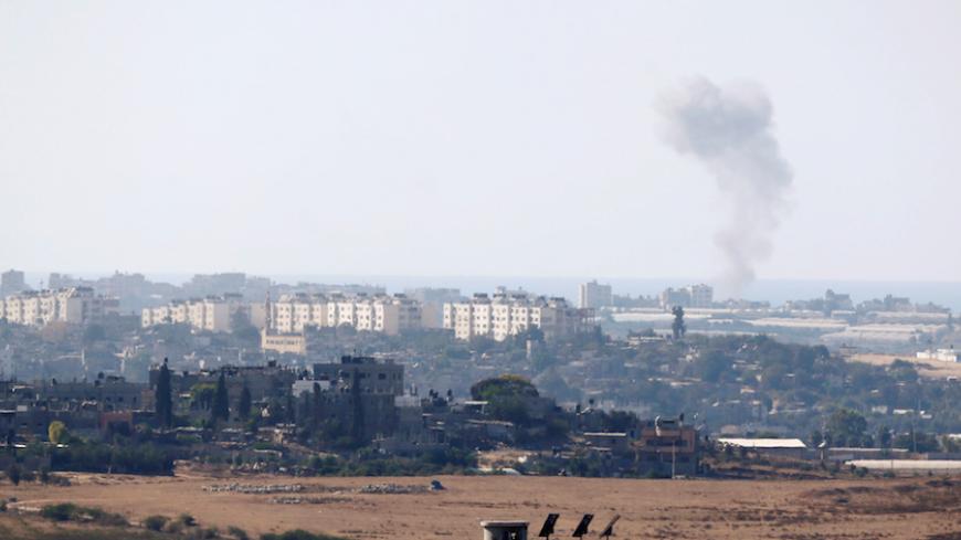 Smoke rises following an Israeli air strike on the Gaza Strip hours after a rocket launched from the Palestinian enclave hit the Israeli border town of Sderot, as seen from the Israeli side of the border with Gaza October 5, 2016. REUTERS/Amir Cohen - RTSQVVG