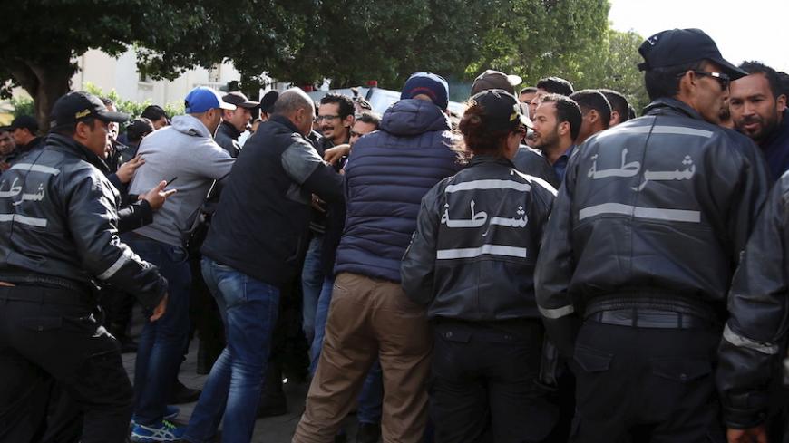 Unemployed graduates clash with riot police during a demonstration to demand the government provide them with job opportunities in Tunis, Tunisia April 9, 2016. REUTERS/Zoubeir Souissi - RTX298WV