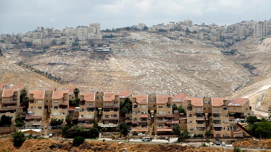 Houses are seen in the West Bank Jewish settlement of Maale Adumim as the Palestinian village of Al-Eizariya is seen in the background May 24, 2016. REUTERS/Baz Ratner - RTX2EZIG