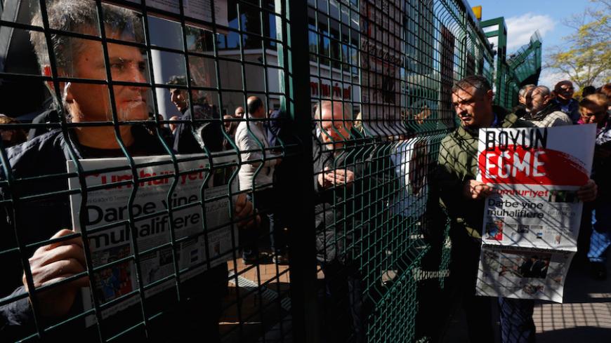 Supporters of Cumhuriyet newspaper, an opposition secularist daily, hold Monday's copies during a protest in front of its headquarters in Istanbul, Turkey, October 31, 2016. REUTERS/Murad Sezer - RTX2R5SW