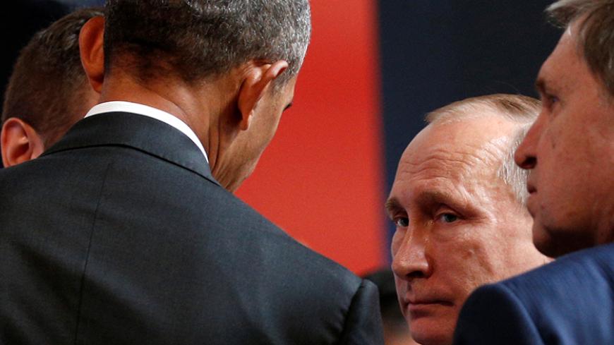 U.S. President Barack Obama talks with Russian President Vladimir Putin at the APEC Economic Leaders’ Meeting in Lima, Peru November 20, 2016.  REUTERS/Kevin Lamarque  - RTSSHZ0