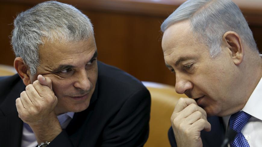 Israeli Prime Minister Benjamin Netanyahu (R) speaks with Finance Minister Moshe Kahlon during the weekly cabinet meeting in Jerusalem January 31, 2016. REUTERS/Amir Cohen  - RTX24S18