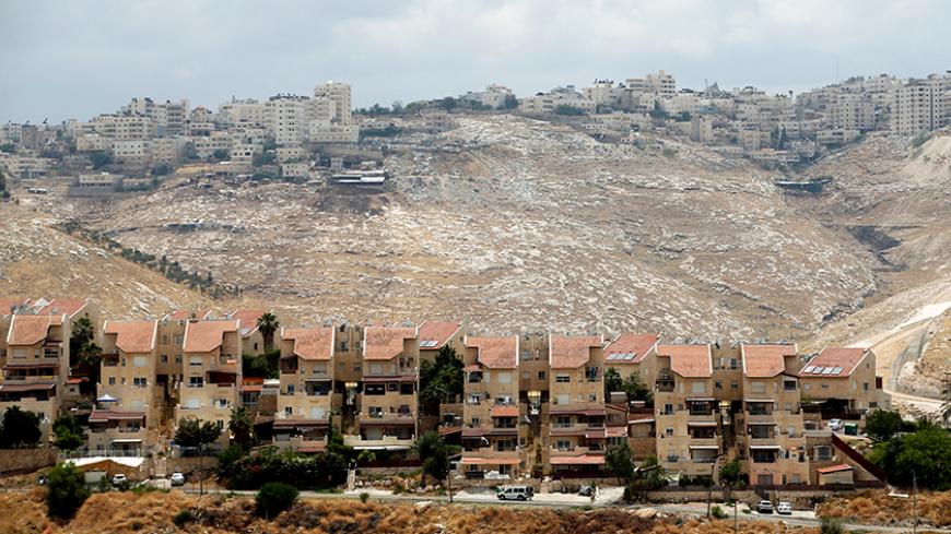 Houses are seen in the West Bank Jewish settlement of Maale Adumim as the Palestinian village of Al-Eizariya is seen in the background May 24, 2016. REUTERS/Baz Ratner - RTX2EZIG