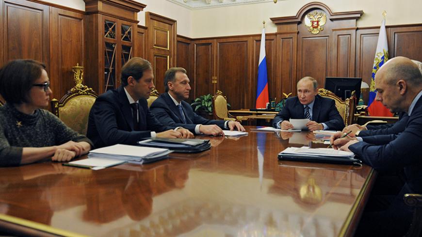 Russian President Vladimir Putin chairs a government meeting on economic issues at the Kremlin in Moscow, Russia, November 11, 2016. Sputnik/Kremlin/Mikhail Klimentyev via REUTERS ATTENTION EDITORS - THIS IMAGE WAS PROVIDED BY A THIRD PARTY. EDITORIAL USE ONLY. - RTX2T73B