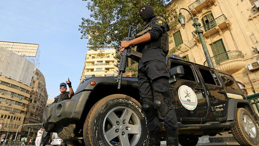 Members of security forces secure Tahrir Square in Cairo, Egypt, November 11, 2016. REUTERS/Mohamed Abd El Ghany - RTX2T82L