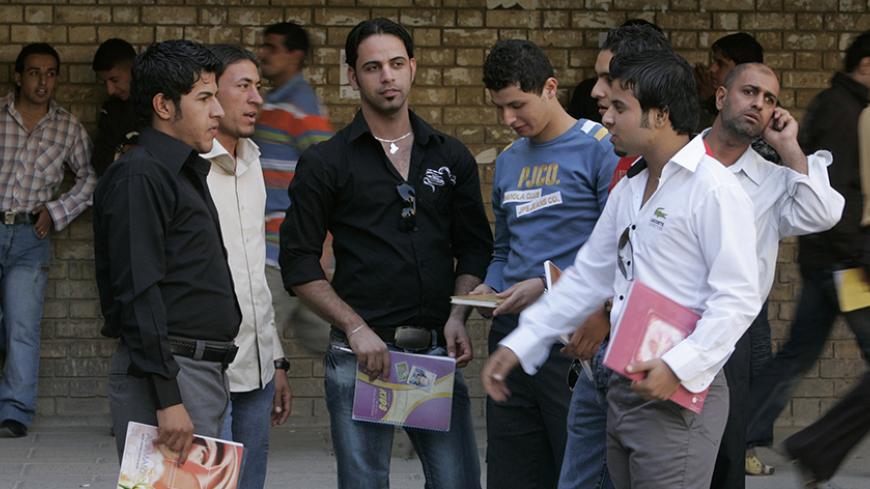 Students wait for their classes to start at the Mustansariya University in Baghdad November 14, 2007. REUTERS/Kareem Raheem (IRAQ) - RTXBYX