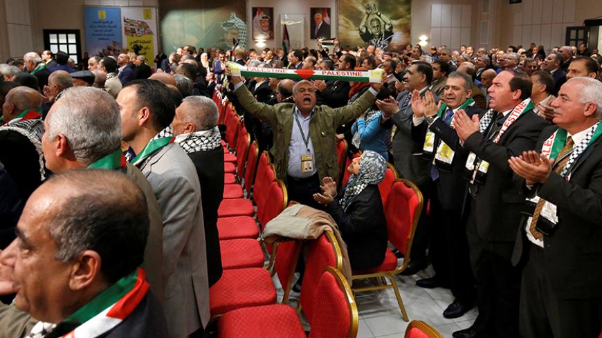 Participants clap and cheer before a speech by Palestinian President Mahmoud Abbas during Fatah congress in the West Bank city of Ramallah November 30, 2016. REUTERS/Mohamad Torokman - RTSU1YD