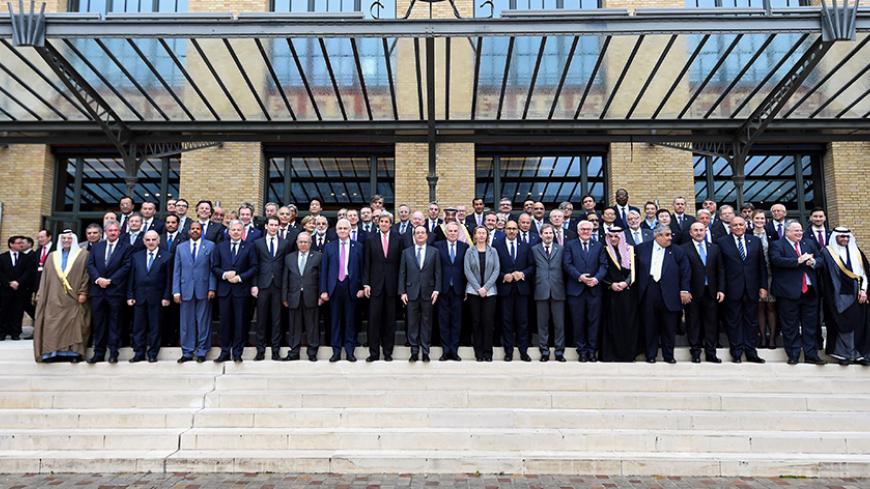 Family picture during the Mideast peace conference in Paris on January 15, 2017. Foreign ministers and representatives from around 70 countries are seeking to revive the moribund Israeli-Palestinian peace process. REUTERS/Bertrand Guay/POOL - RTSVMCD