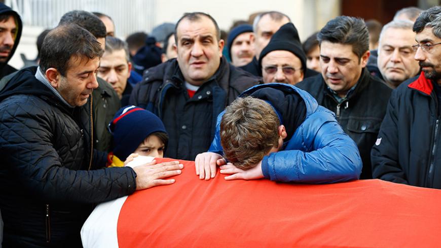 Relatives react at the funeral of Ayhan Arik, a victim of an attack by a gunman at Reina nightclub, in Istanbul, Turkey, January 1, 2017.    REUTERS/Osman Orsal TPX IMAGES OF THE DAY - RTX2X4WI