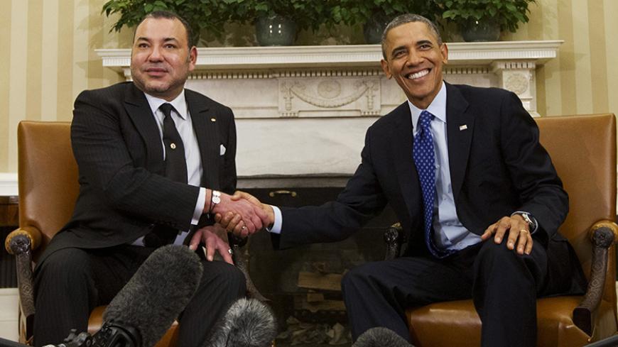 U.S. President Barack Obama (R) shakes hands with King Mohammed VI of Morocco in the Oval Office of the White House in Washington, November 22, 2013. REUTERS/Jason Reed (UNITED STATES - Tags: POLITICS ROYALS) - RTX15P2W