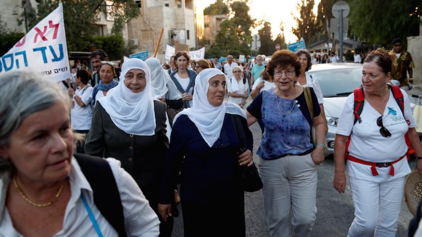 Women take part in a rally, the closing event of the March of Hope, a 2-week-long event organised by Women Wage Peace, a non-political movement calling for a peaceful solution to the Israeli-Palestinian conflict and women's participation in such a solution, outside Israeli Prime Minister Benjamin Netanyahu's office in Jerusalem October 19, 2016. REUTERS/Baz Ratner - RTX2PJSP