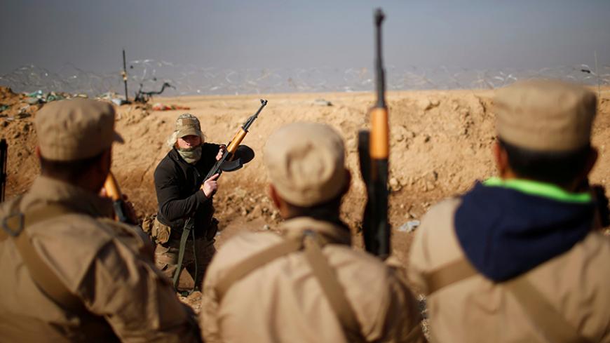 A U.S. Army Special Forces personnel provides training for Iraqi fighters from Hashid Shaabi at Makhmur camp in Iraq December 11, 2016. REUTERS/Mohammed Salem - RTX2UHZB