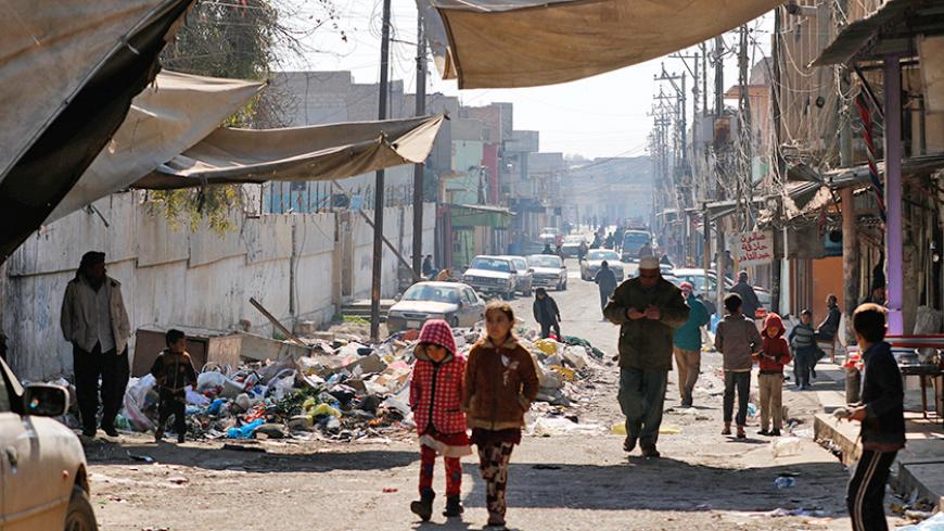 Iraqis walk in the street after returning to their homes in Mosul, Iraq, February 3, 2017.  REUTERS/Ahmed Saad - RTX2ZJ35