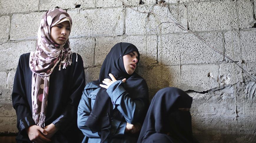 Palestinian relatives of Tawfiq al-Aga, who medics said was killed in Israeli shelling, mourn during his funeral in Khan Younis in the southern Gaza Strip July 23, 2014. Israeli forces pounded Gaza on Wednesday, meeting stiff resistance from Hamas Islamists and sending thousands of residents fleeing, as U.S. Secretary of State John Kerry said on a visit to Israel ceasefire talks had made some progress. Israel launched its offensive on July 8 to halt missile salvoes by Hamas and its allies, struggling under 