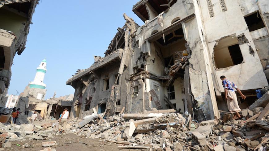 A man walks on the rubble of houses at the site of a Saudi-led air strike in the Red Sea port city of Hodeidah, Yemen September 22, 2016. REUTERS/Abduljabbar Zeyad - RTSOWXB
