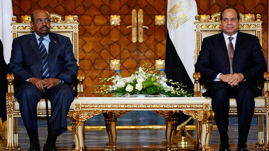 Egypt's President Abdel Fattah al-Sisi (R) and Sudanese President Omar Hassan al-Bashir meet ahead of the signing of a number of agreements between the two countries at the El-Thadiya presidential palace in Cairo, Egypt October 5, 2016. REUTERS/Amr Abdallah Dalsh - RTSQVNV