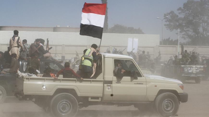 Houthi rebels parade during a rally held to mobilize fighters for battles against government forces, in Sanaa, Yemen December 1, 2016. REUTERS/Mohamed al-Sayaghi - RTSU7TC