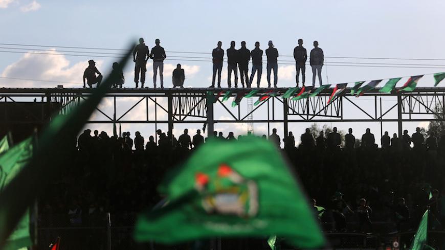 Palestinians take part in a rally marking the 29th anniversary of the founding of the Hamas movement, in Khan Younis in the southern Gaza Strip December 11, 2016.  REUTERS/Ibraheem Abu Mustafa - RTX2UIYS