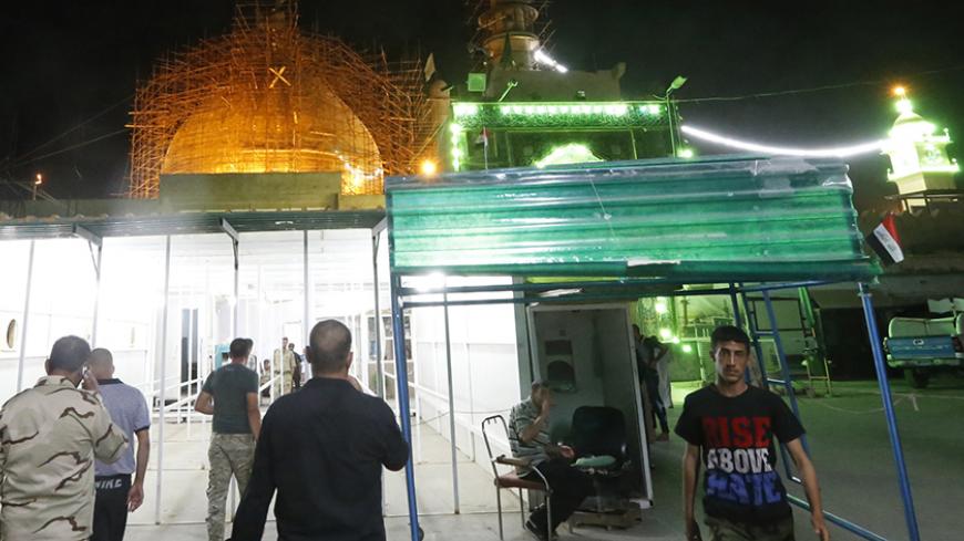Shi'ite volunteers in support of the Iraqi Army visit the Imam al-Askari shrine in Samarra July 12, 2014. Picture taken July 12, 2014. REUTERS/Thaier Al-Sudani (IRAQPOLITICS UNREST - Tags: CIVIL UNREST POLITICS RELIGION MILITARY) - RTR3YDCJ
