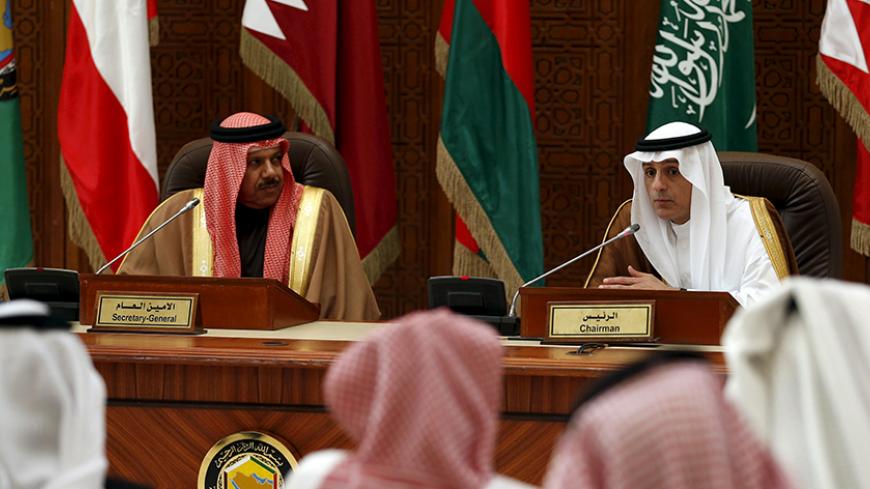Saudi Arabia's Foreign Minister Adel al-Jubeir (R) and Secretary-General of the Gulf Cooperation Council (GCC) Abdullatif bin Rashid Al Zayani attend a news conference after an extraordinary meeting of the foreign ministers of GCC, in Riyadh January 9, 2016. REUTERS/Faisal Al Nasser - RTX21N8K