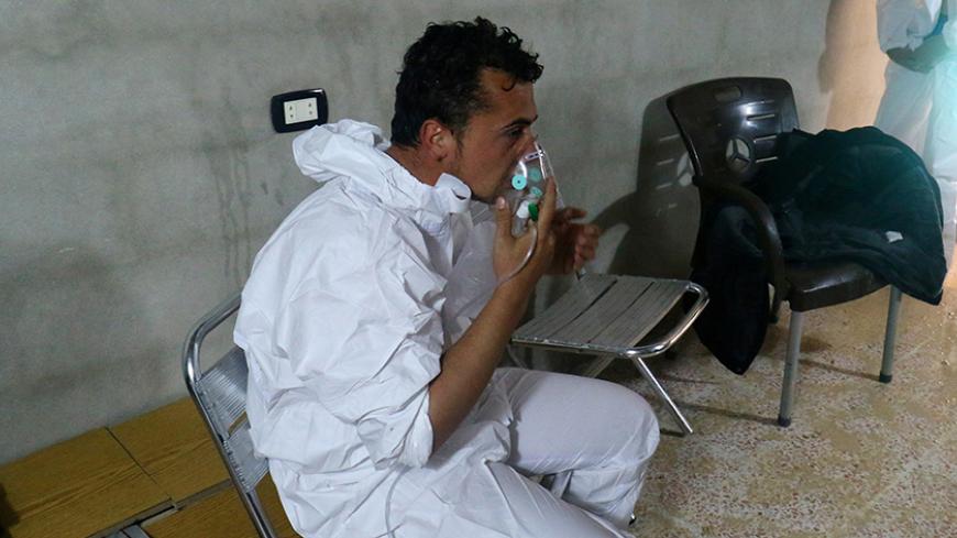 A man breathes through an oxygen mask, after what rescue workers described as a suspected gas attack in the town of Khan Sheikhoun in rebel-held Idlib, Syria April 4, 2017. REUTERS/Ammar Abdullah - RTX33ZG2