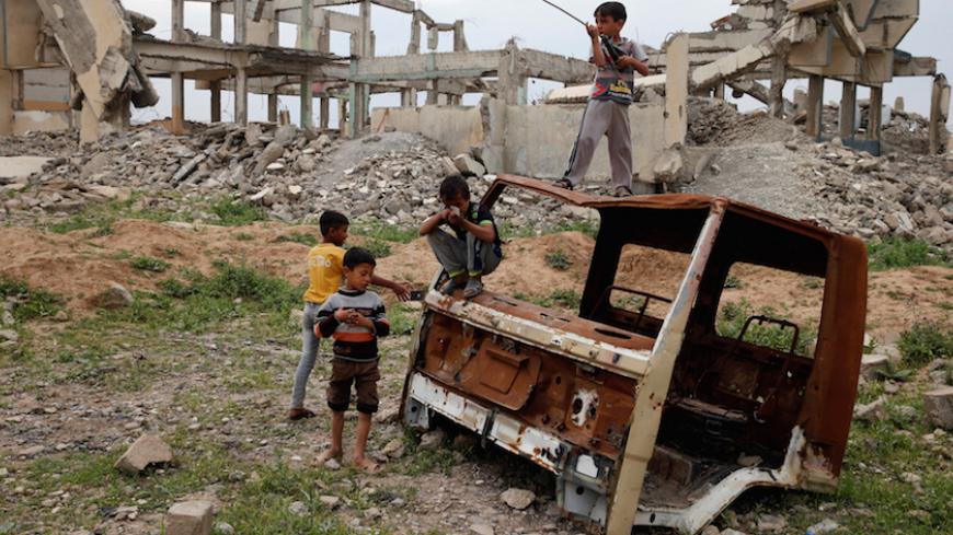 Displaced Iraqi children who fled their homes with their families play outside Hammam al-Alil camp south of Mosul, Iraq April 18, 2017. REUTERS/Muhammad Hamed     TPX IMAGES OF THE DAY - RTS12SI9