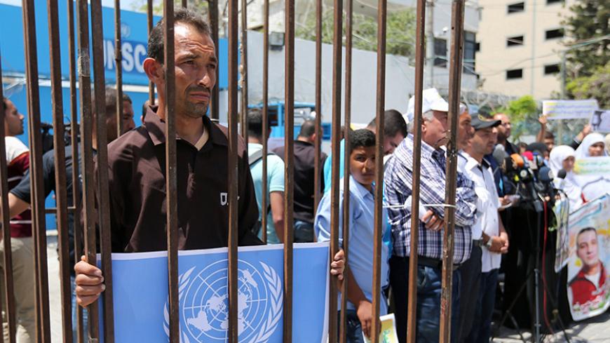 A man plays the role of a prisoner during a protest in support of Palestinian prisoners on hunger strike in Israeli jails, in Gaza City May 9, 2017. REUTERS/Ibraheem Abu Mustafa - RTS15TFT