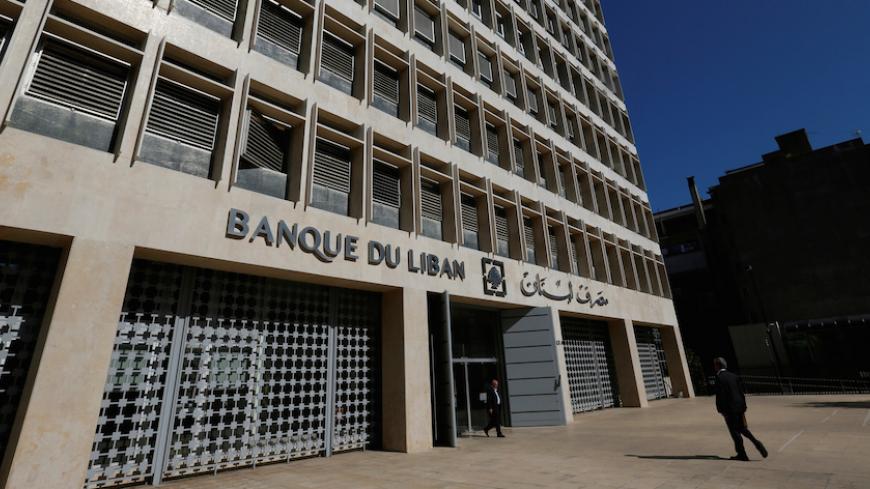 People walk outside Lebanon's Central Bank in Beirut November 6, 2014. REUTERS/Jamal Saidi/File Photo - RTSEJDF