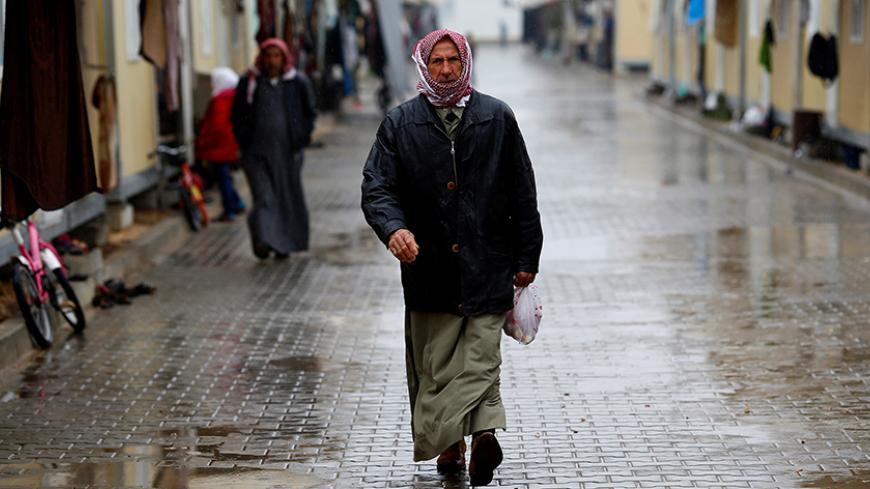 A Syrian refugee man walks in Elbeyli refugee camp near the Turkish-Syrian border in Kilis province, Turkey, December 1, 2016. REUTERS/Umit Bektas - RTSU6HM